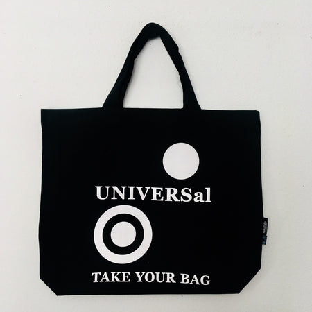 Schwarze TAKE YOUR BAG mit weißem UNIVERSAL Design aus 100% Bio-Baumwolle, NEUTRAL® und FAIRTRADE® zertifiziert.