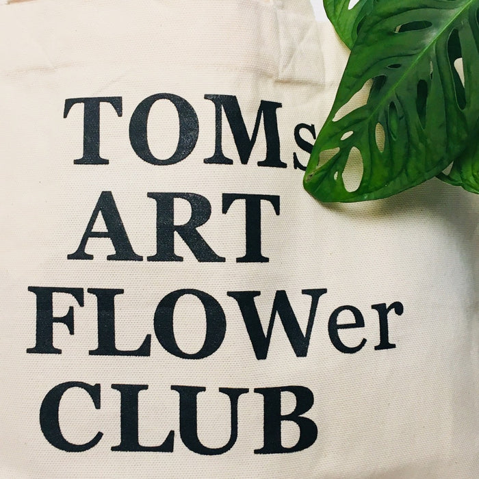 Beige TAKE YOUR BAG mit schwarzem TOMsFLOWer ART FLOWer Design aus 100% Bio-Baumwolle, NEUTRAL® und FAIRTRADE® zertifiziert.