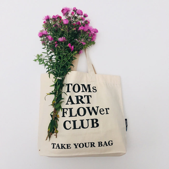 Beige TAKE YOUR BAG mit schwarzem TOMsFLOWer ART FLOWer Design aus 100% Bio-Baumwolle, NEUTRAL® und FAIRTRADE® zertifiziert, mit Blumen.