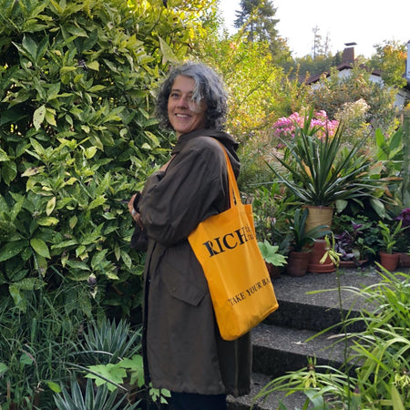 Organic cotton, certified cotton bags, Swiss design, TAKE YOUR BAG, TOMS FLOWER CLUB, Stofftasche, tote bag, shopping bag, Einkaufstasche, NEUTRAL, Certified Responsibility, EarthPositive, FAIRTRADE, richtige Richtung, the right direction.