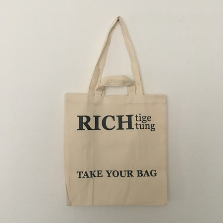 Beige TAKE YOUR BAG made of 100% organic cotton, NEUTRAL® and FAIRTRADE® certified with black RICHTIGE RICHTUNG design.