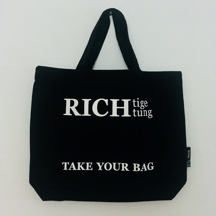 Black TAKE YOUR BAG with white RICHTIGE RICHTUNG design made of 100% organic cotton, NEUTRAL® and FAIRTRADE® certified.