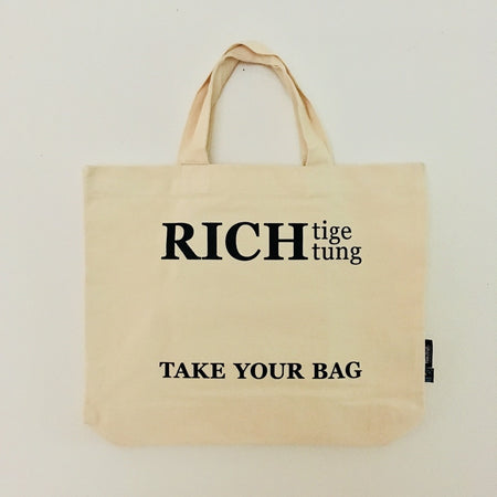 Beige TAKE YOUR BAG with black RICHtige RICHtung design made of 100% organic cotton, NEUTRAL® and FAIRTRADE® certified.