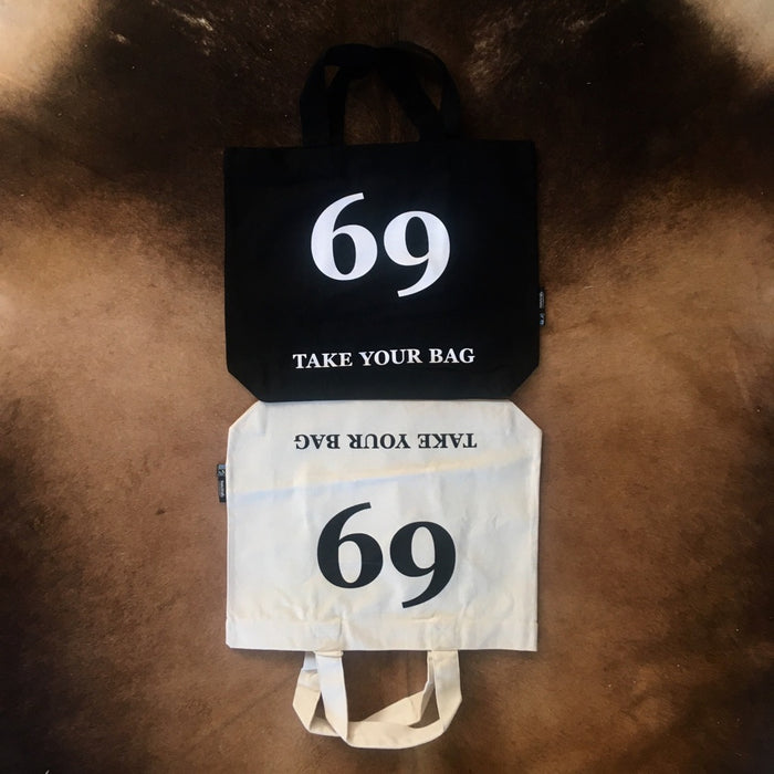 Schwarze TAKE YOUR BAG mit weißem BUY ART-Motiv aus 100% Bio-Baumwolle, NEUTRAL®- und FAIRTRADE®-zertifiziert.