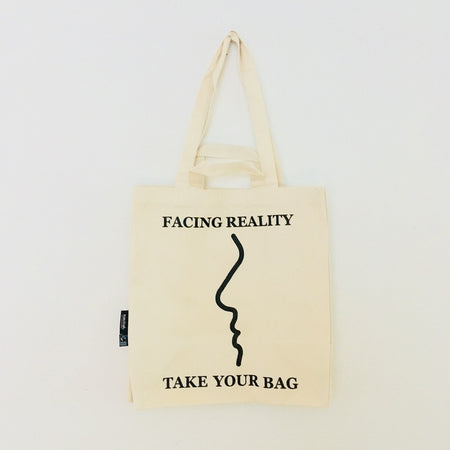 Beige TAKE YOUR BAG aus 100% Bio-Baumwolle, NEUTRAL® und FAIRTRADE® zertifiziert mit schwarzem FACING REALITY Design.